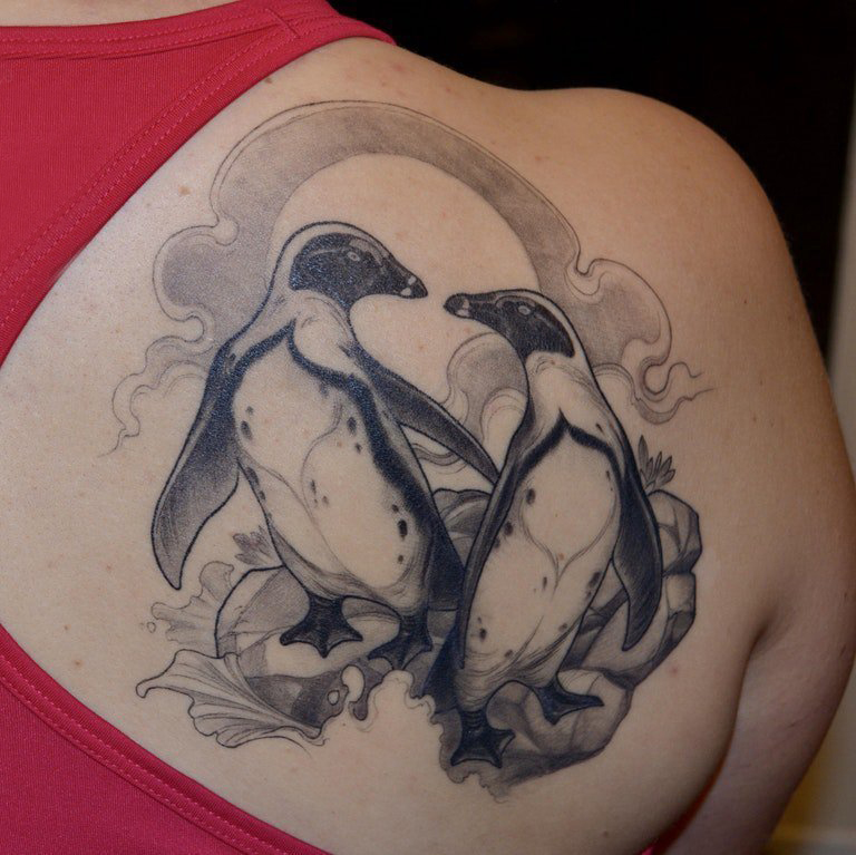 点击大图看下一张：企鹅纹身图 男生后背上黑色的企鹅纹身图片