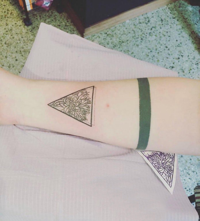 点击大图看下一张：三角形纹身图 女生手臂上植物和三角形纹身图片