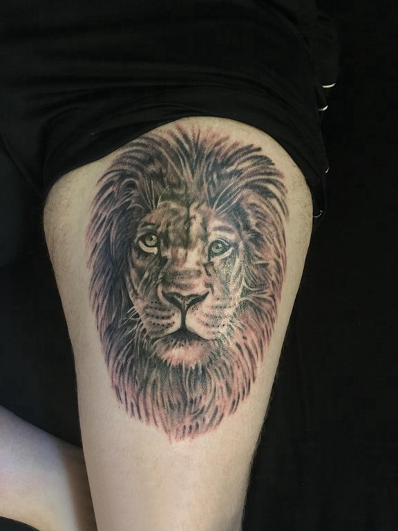 点击大图看下一张：狮子头纹身图片 男生大腿上黑色的狮子纹身图片