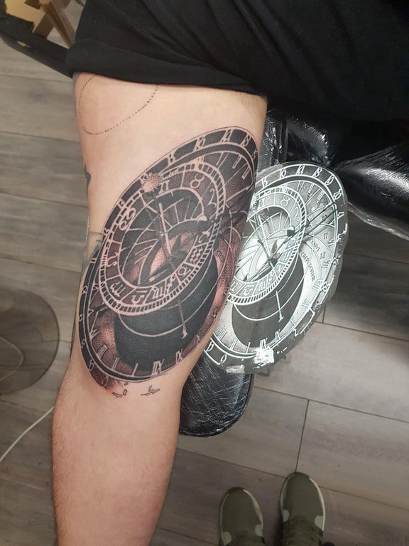 点击大图看下一张：时钟纹身 男生手臂上黑色的时钟纹身图片