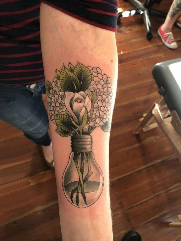 点击大图看下一张：手臂纹身素材 男生手臂上花朵和灯泡纹身图片