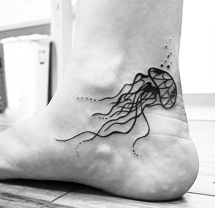 点击大图看下一张：塔图纹身水母 女生脚踝上黑色的水母纹身图片