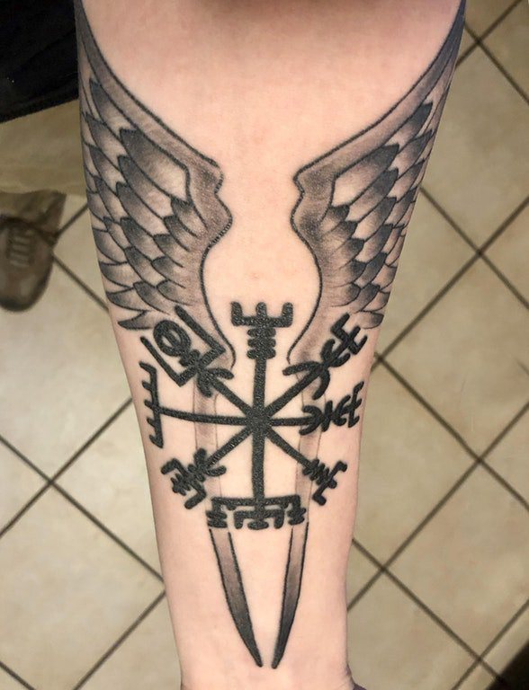 点击大图看下一张：天使翅膀纹身图案  女生小臂上黑灰的翅膀纹身图片