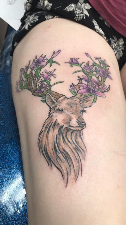点击大图看下一张：文艺鹿纹身 女生大腿上花朵和鹿纹身图片