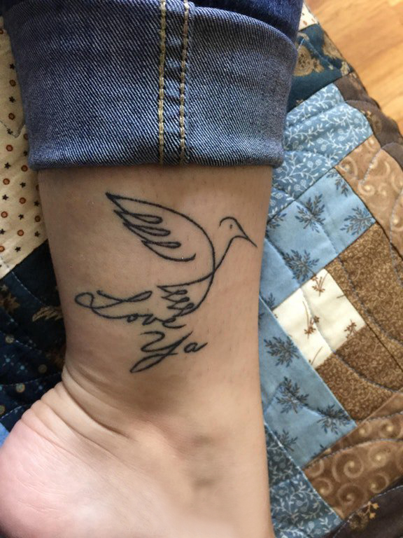 点击大图看下一张：抽象线条纹身 女生小腿上黑色的鸟纹身图片