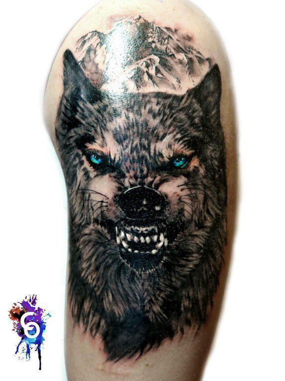 点击大图看下一张：滴血狼头纹身 男生大臂上彩色的狼头纹身图片