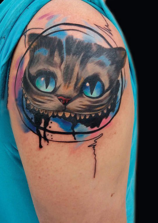 点击大图看下一张：卡通可爱纹身图案 女生大臂上彩色的猫咪纹身图片