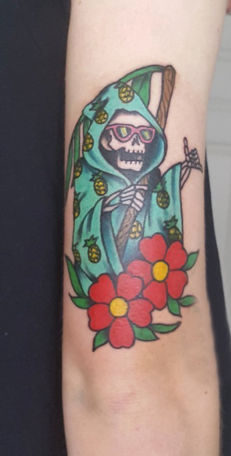点击大图看下一张：骷髅和花朵纹身图案  女生手臂上骷髅和花朵纹身图片