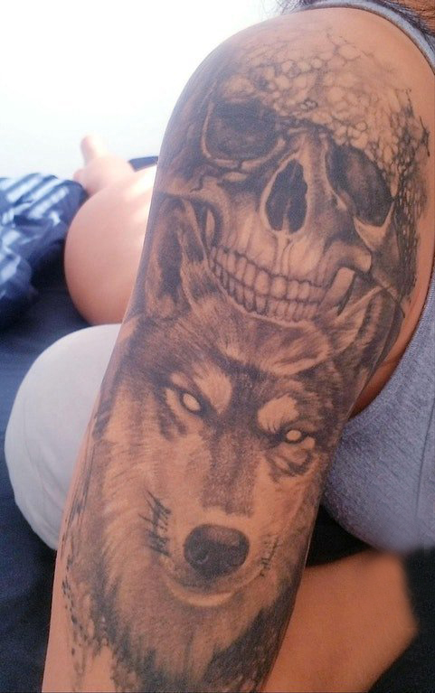点击大图看下一张：骷髅和狼纹身图案  男生手臂上骷髅和狼纹身图片