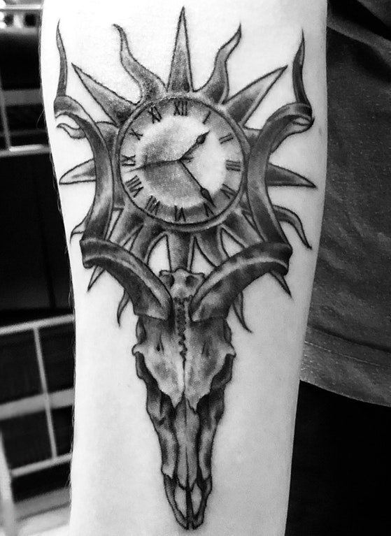 点击大图看下一张：羚羊纹身图案   女生手臂上羚羊和时钟纹身图片