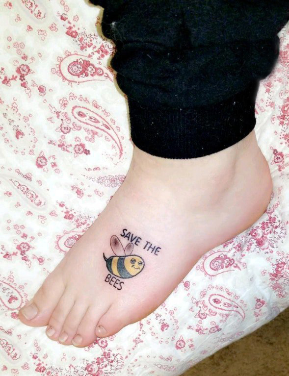 点击大图看下一张：蜜蜂纹身图案 女生脚背上英文和蜜蜂纹身图片