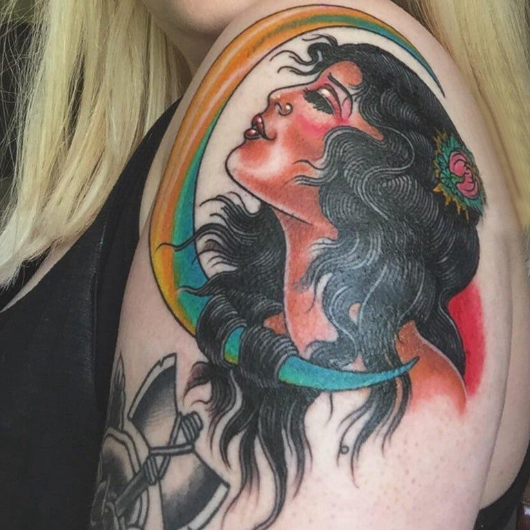 点击大图看下一张：女生和月亮纹身图案  女生大臂上女生和月亮纹身图片