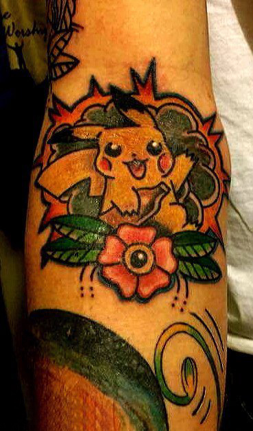 点击大图看下一张：皮卡丘纹身图 男生手臂上花朵和皮卡丘纹身图片