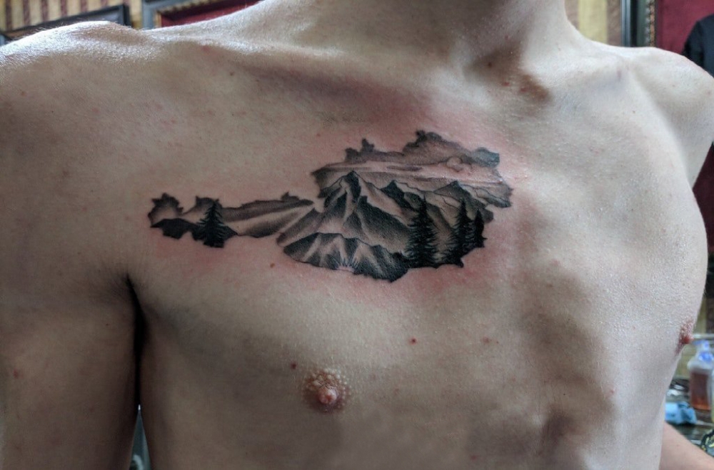 点击大图看下一张：山脉纹身 男生锁骨上黑色的山脉纹身图片