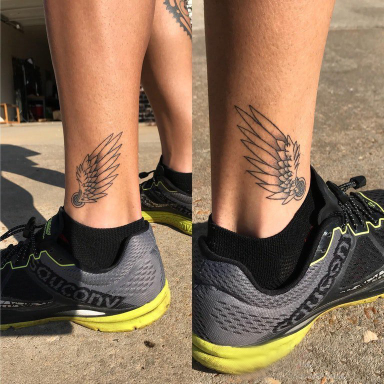 点击大图看下一张：天使翅膀纹身素材 男生小腿上黑灰的翅膀纹身图片