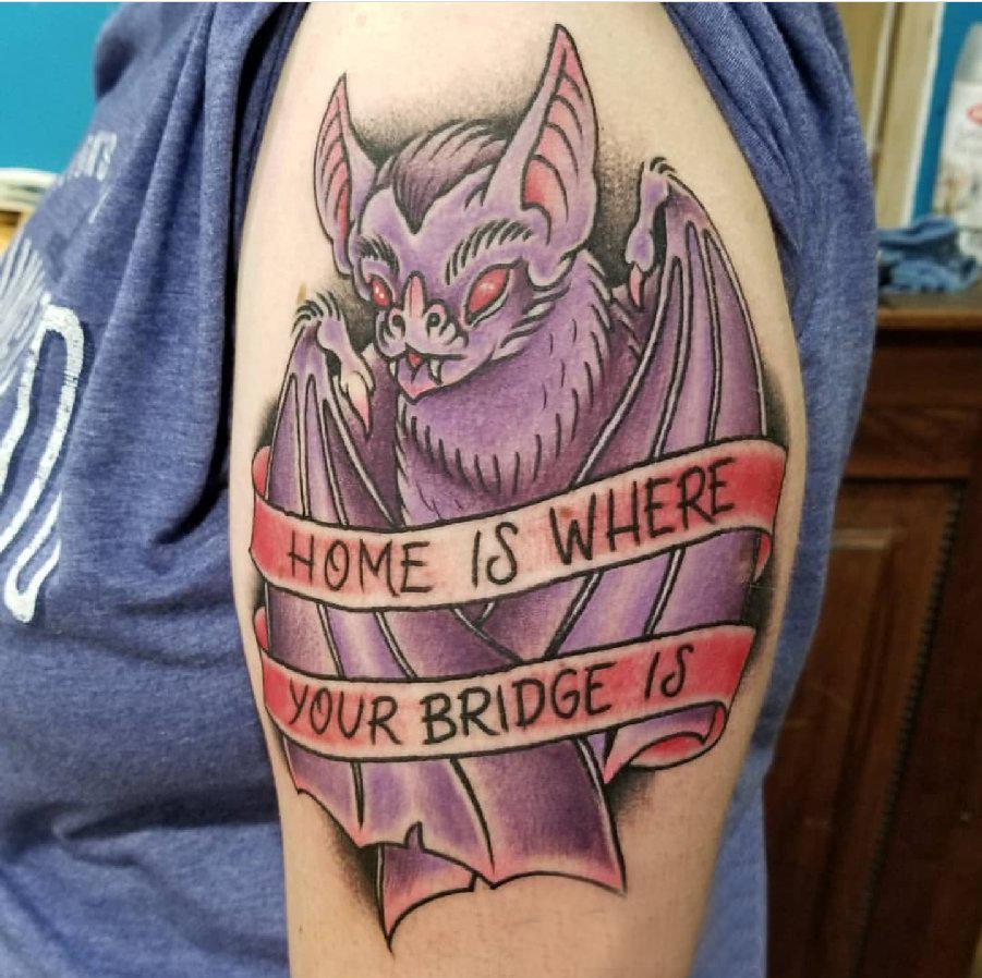 点击大图看下一张：纹身蝙蝠  男生大臂上彩色的蝙蝠纹身图片