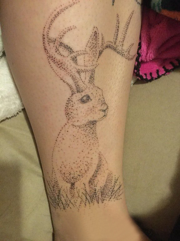点击大图看下一张：纹身点刺技巧 女生小腿上黑灰的兔子纹身图片