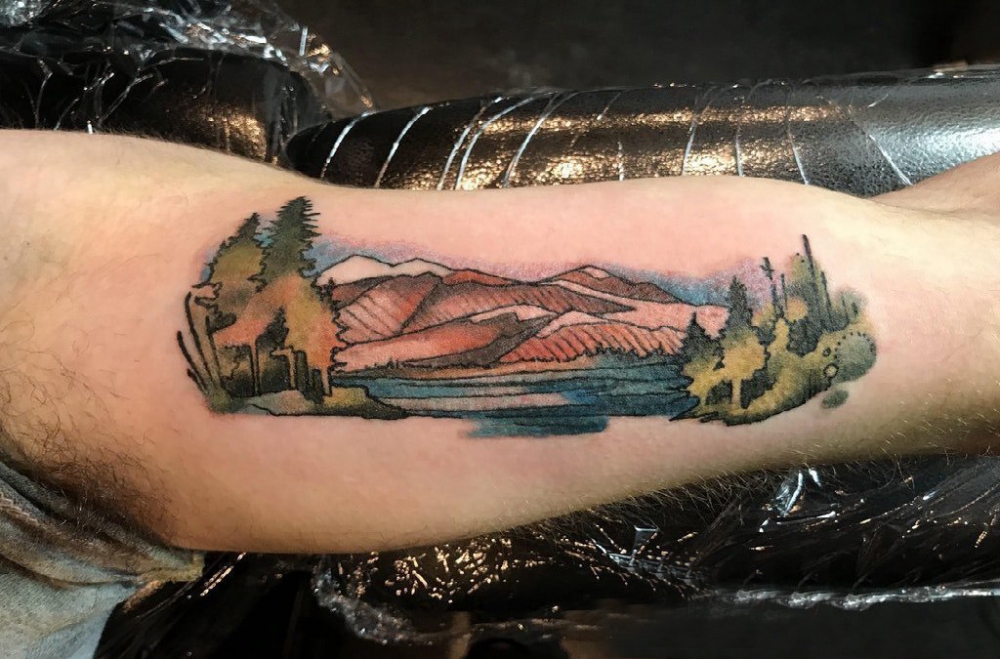 点击大图看下一张：纹身风景图案 男生大臂上彩色的森林风景纹身图片