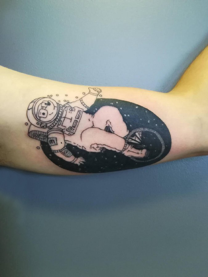 点击大图看下一张：纹身黑色 男生手臂上黑色的宇航员纹身图片