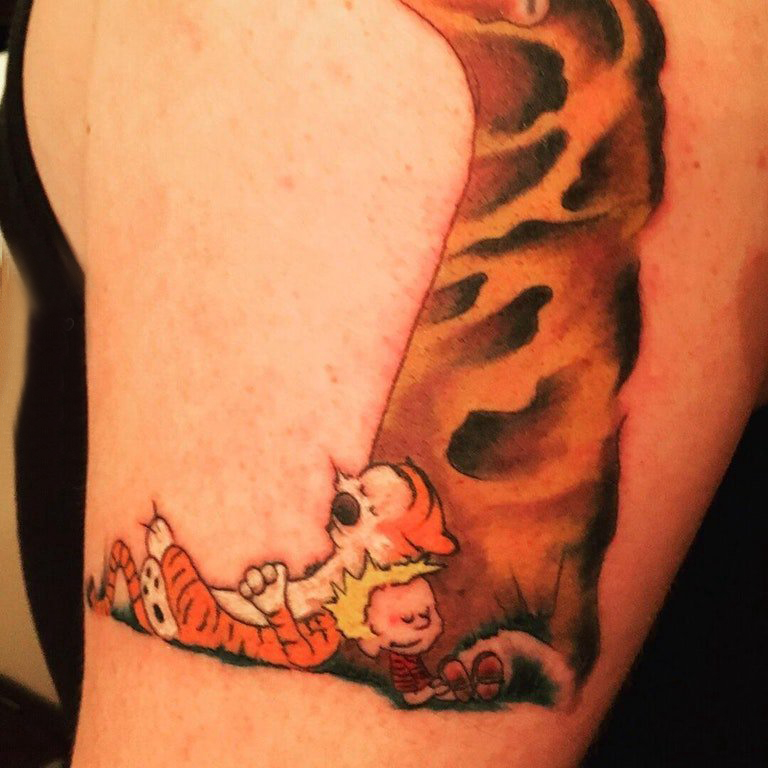 点击大图看下一张：纹身卡通  男生大臂上老虎和人物纹身图片