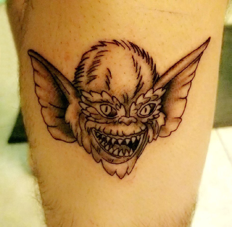 点击大图看下一张：纹身卡通人物  男生小腿上黑灰的卡通人物纹身图片