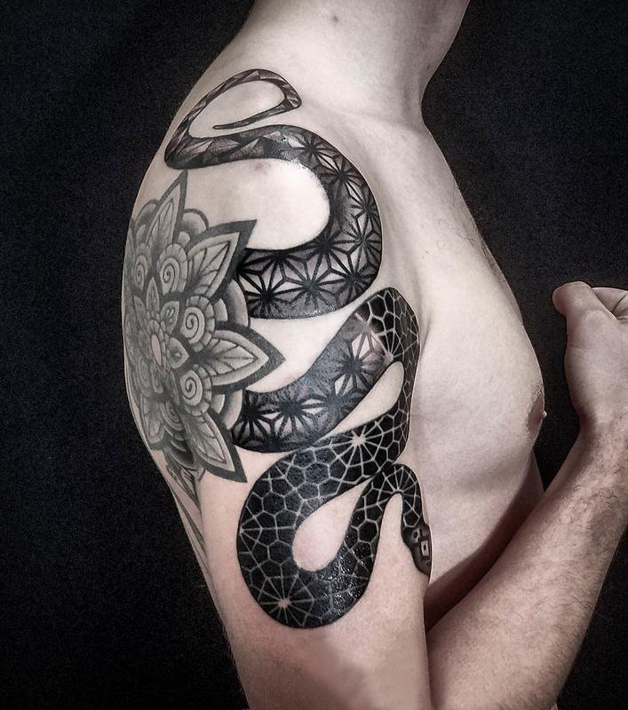 点击大图看下一张：大臂纹身图 男生大臂上梵花和蛇纹身图片