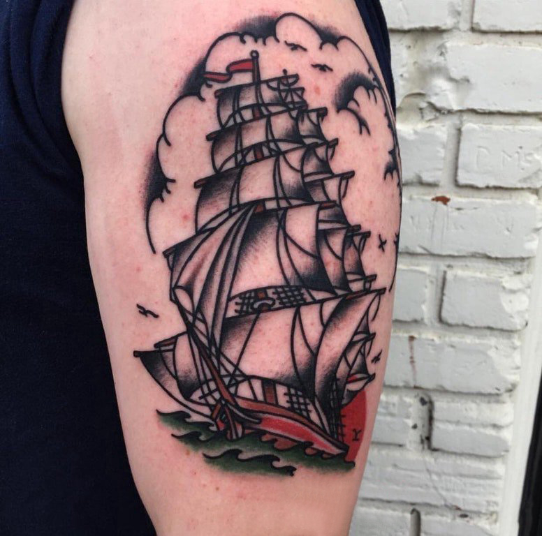 点击大图看下一张：帆船纹身图片 男生大臂上彩色的帆船纹身图片