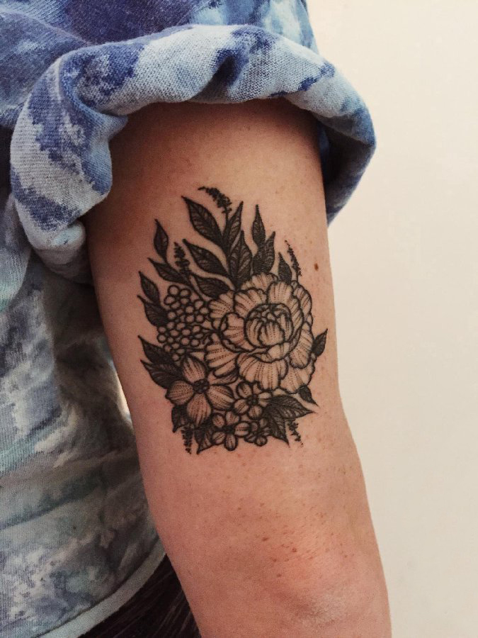 点击大图看下一张：花卉纹身图案  女生手臂上黑灰的花卉纹身图片