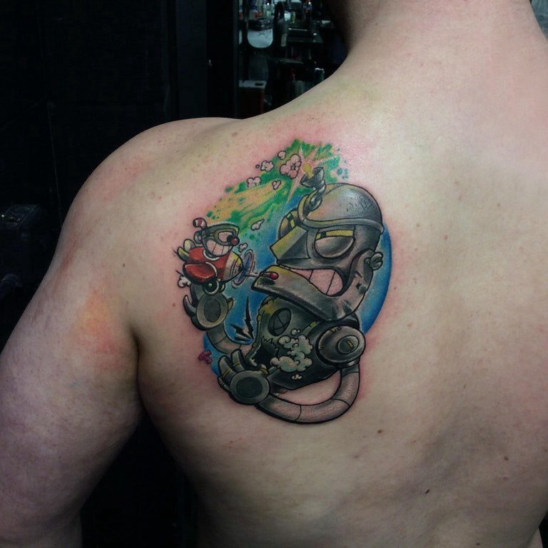 点击大图看下一张：机器人纹身 男生后背上彩色的机器人纹身图片