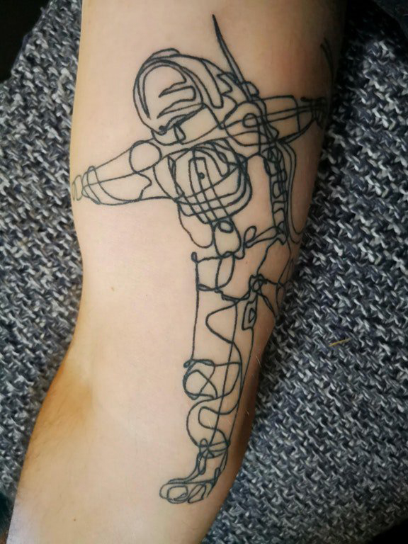 点击大图看下一张：极简线条纹身 男生手臂上黑色的宇航员纹身图片
