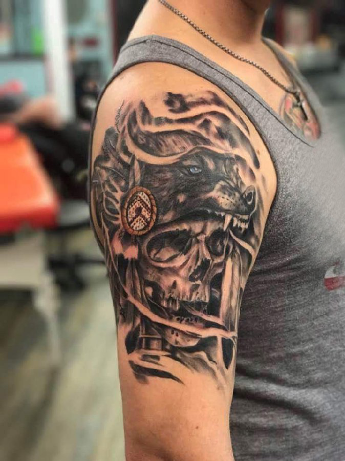 点击大图看下一张：骷髅和狼纹身图案  男生大臂上黑灰的骷髅和狼纹身图片