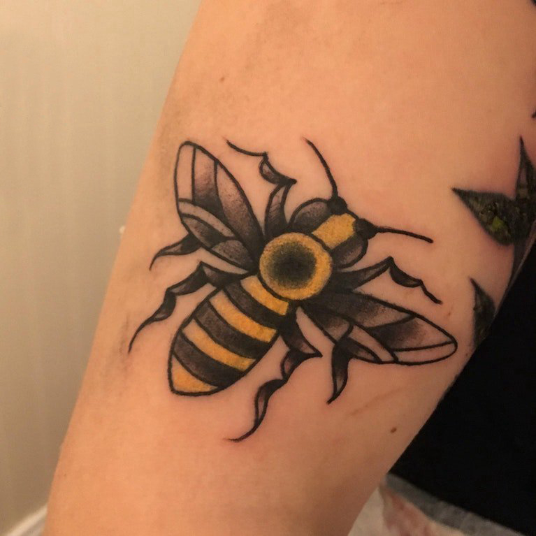 点击大图看下一张：蜜蜂纹身图案 女生大臂上彩色的蜜蜂纹身图片