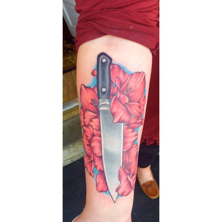 点击大图看下一张：欧美匕首纹身  女生小臂上匕首和花朵纹身图片