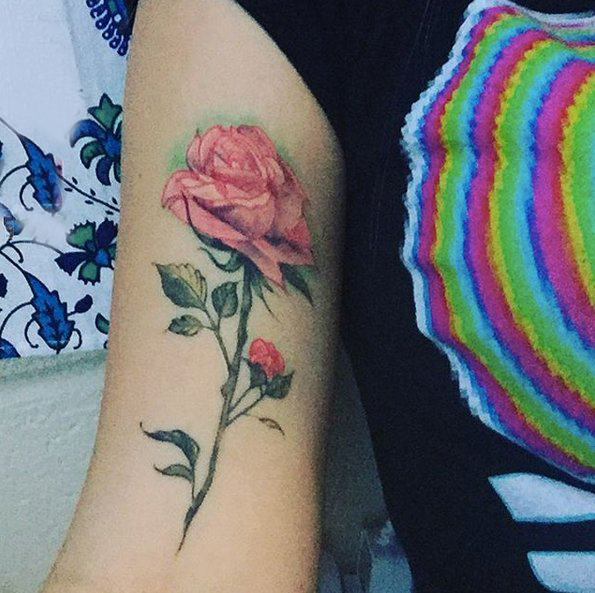 点击大图看下一张：枪炮玫瑰纹身 男生手臂上娇艳的玫瑰纹身图片