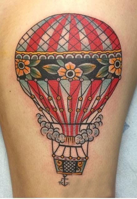 点击大图看下一张：热气球纹身 女生大腿上彩色的热气球纹身图片