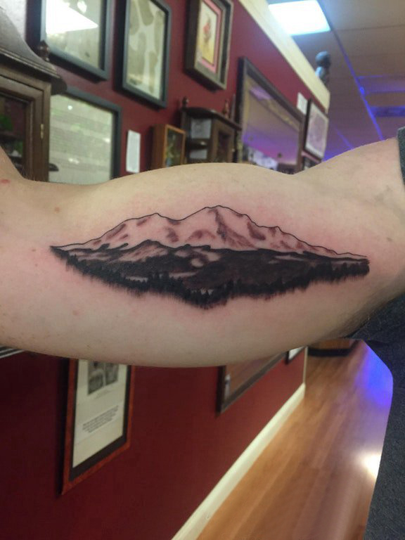 点击大图看下一张：山峰的纹身 男生手臂上黑色的山脉纹身图片