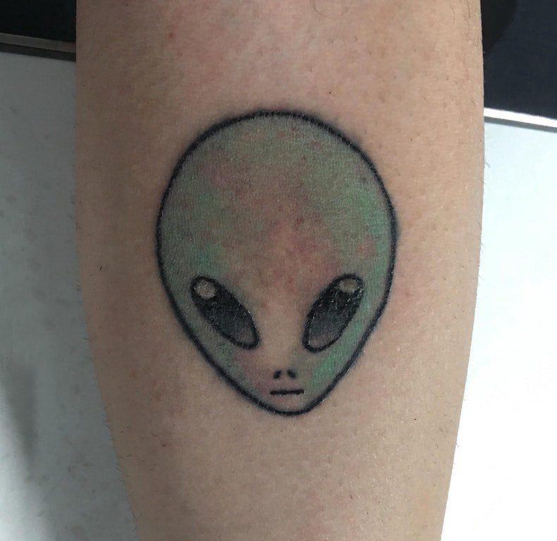 点击大图看下一张：外星人纹身 男生小腿上彩色的外星人纹身图片