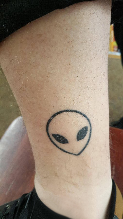 点击大图看下一张：外星人纹身图案 男生小腿上黑色的外星人纹身图片