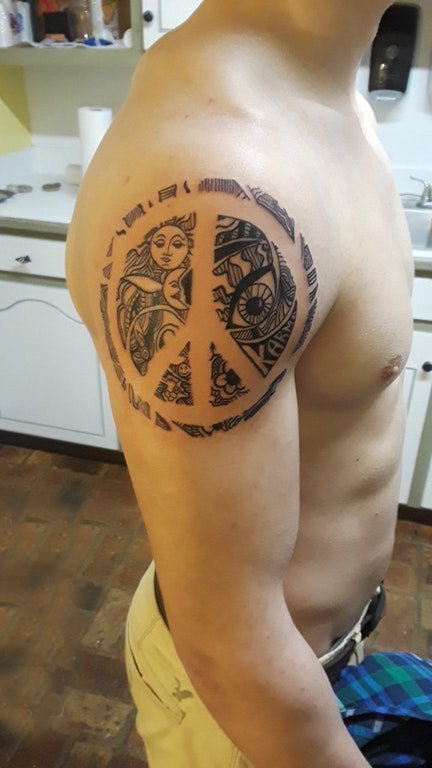 点击大图看下一张：纹身符号  男生大臂上黑灰的符号纹身图片