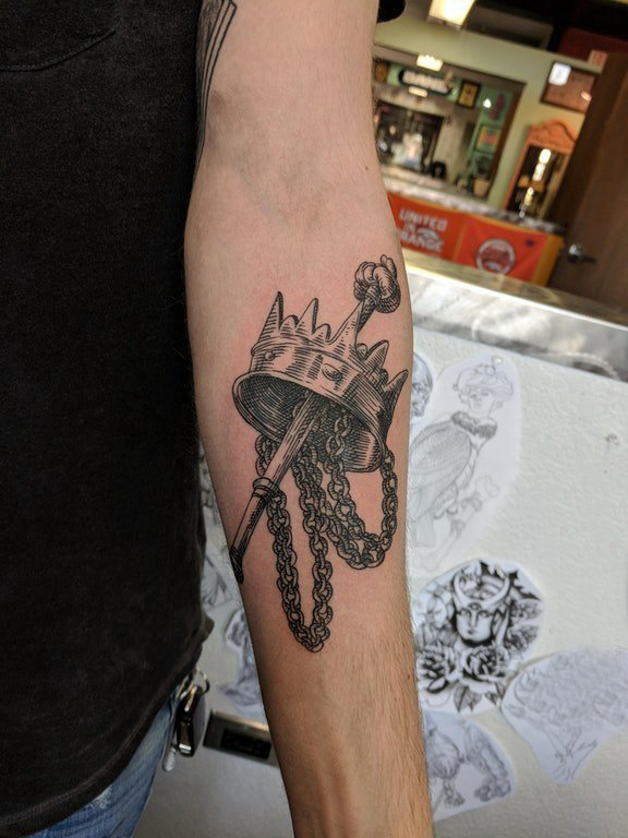 点击大图看下一张：纹身皇冠简单 男生手臂上权杖和皇冠纹身图片