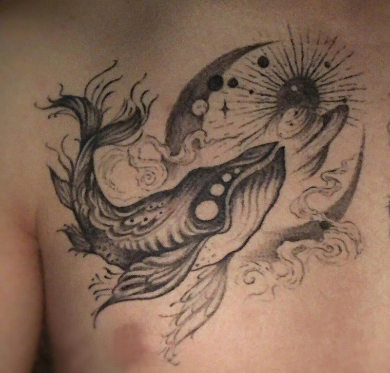点击大图看下一张：纹身鲸鱼  男生胸上鲸鱼和月亮纹身图片