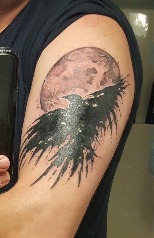 点击大图看下一张：纹身老鹰图片  男生大臂上黑灰的老鹰纹身图片