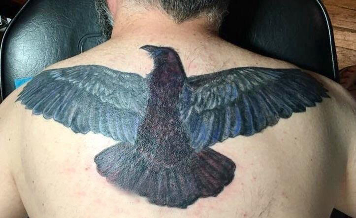 点击大图看下一张：纹身老鹰图片 男生后背上彩色的老鹰纹身图片