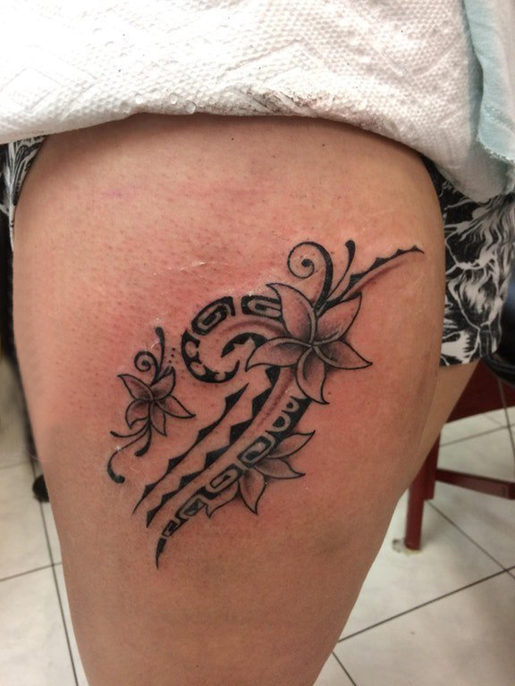 点击大图看下一张：大腿纹身传统 女生大腿上黑色的花卉纹身图片