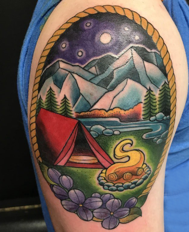 点击大图看下一张：风景纹身  男生大臂上彩绘风景纹身图片