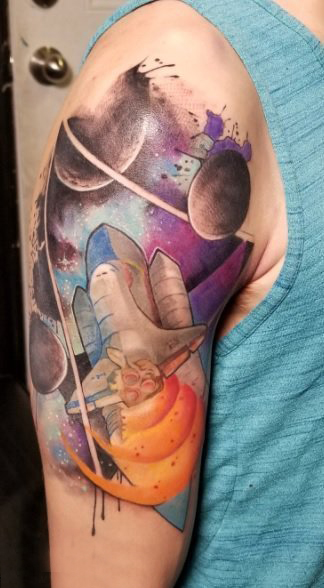 点击大图看下一张：火箭纹身图 男生大臂上宇宙和火箭纹身图片