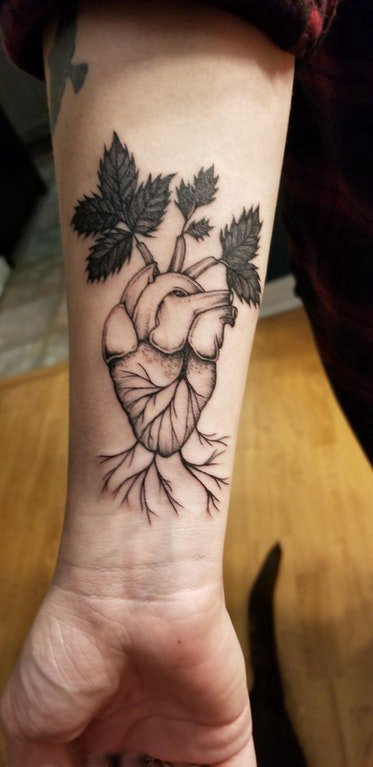 点击大图看下一张：机械心脏纹身图案 男生手臂上植物和心脏纹身图片