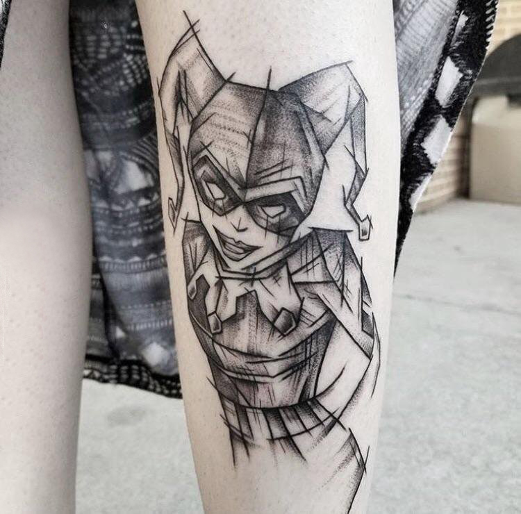 点击大图看下一张：简易纹身素描 女生小腿上黑色的小丑女纹身图片