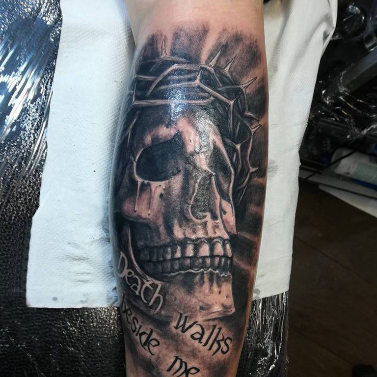 点击大图看下一张：骷髅和英文纹身图案  男生手臂上骷髅和英文纹身图片