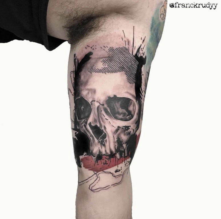 点击大图看下一张：骷髅纹身花臂 男生大臂上抽象的骷髅纹身图片